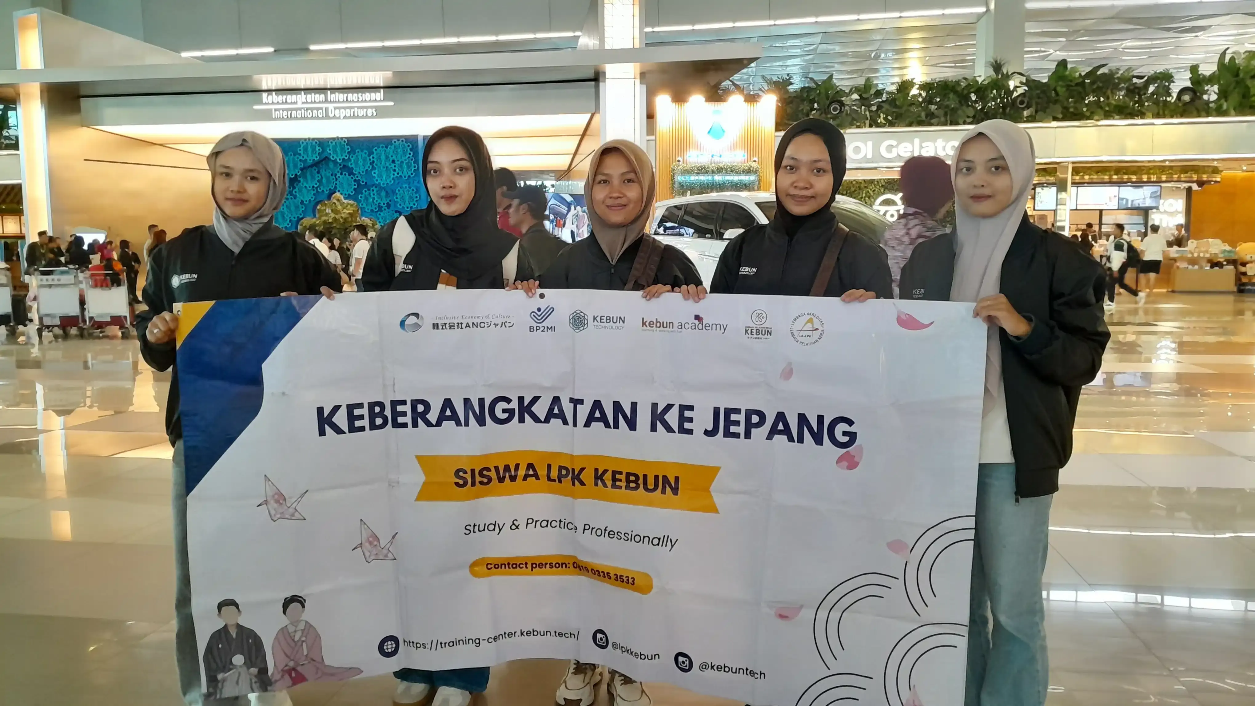 Welcoming Indonesian workers at a Japanese airport
